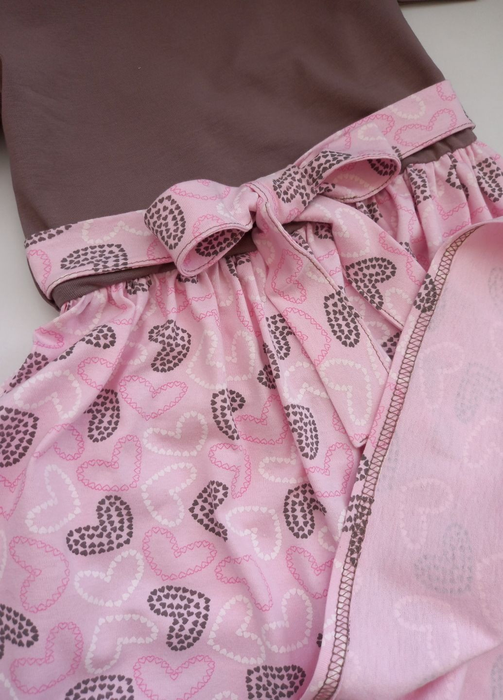 Коричневое платье трикотажное шоколадные сердечки на розовом GEX (292313342)