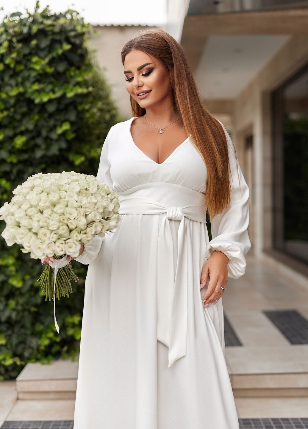 Молочное праздничный, коктейльное, вечернее вечернее платье с длинными рукавами клеш, колокол, а-силуэт No Brand однотонное