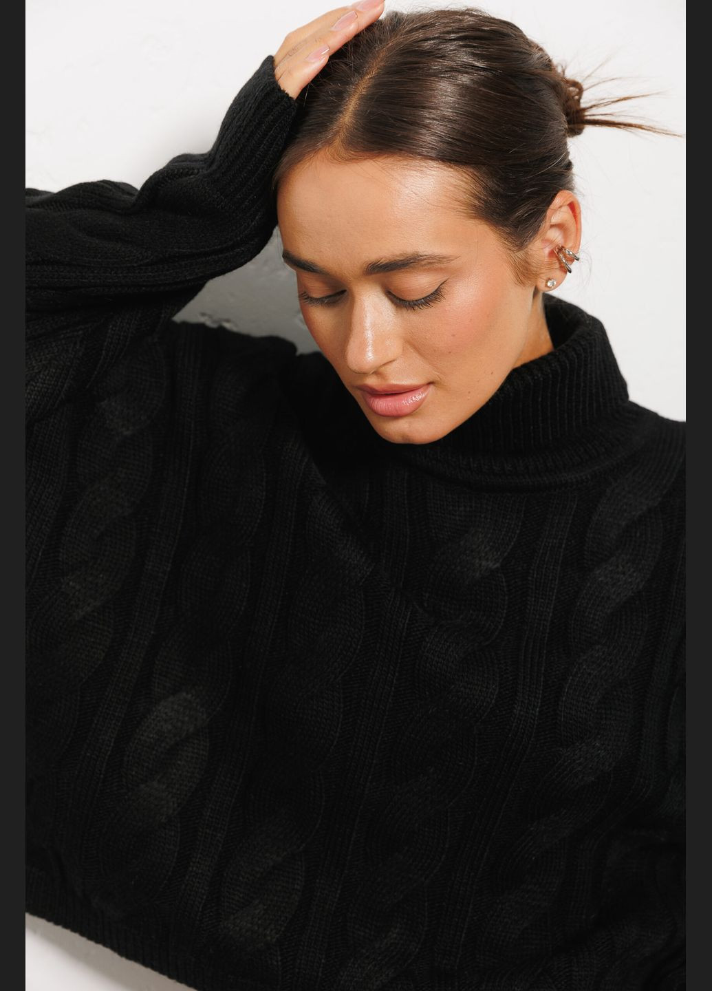 Чорний жіночий в'язаний светр темно-шоколадний з великими косами Arjen