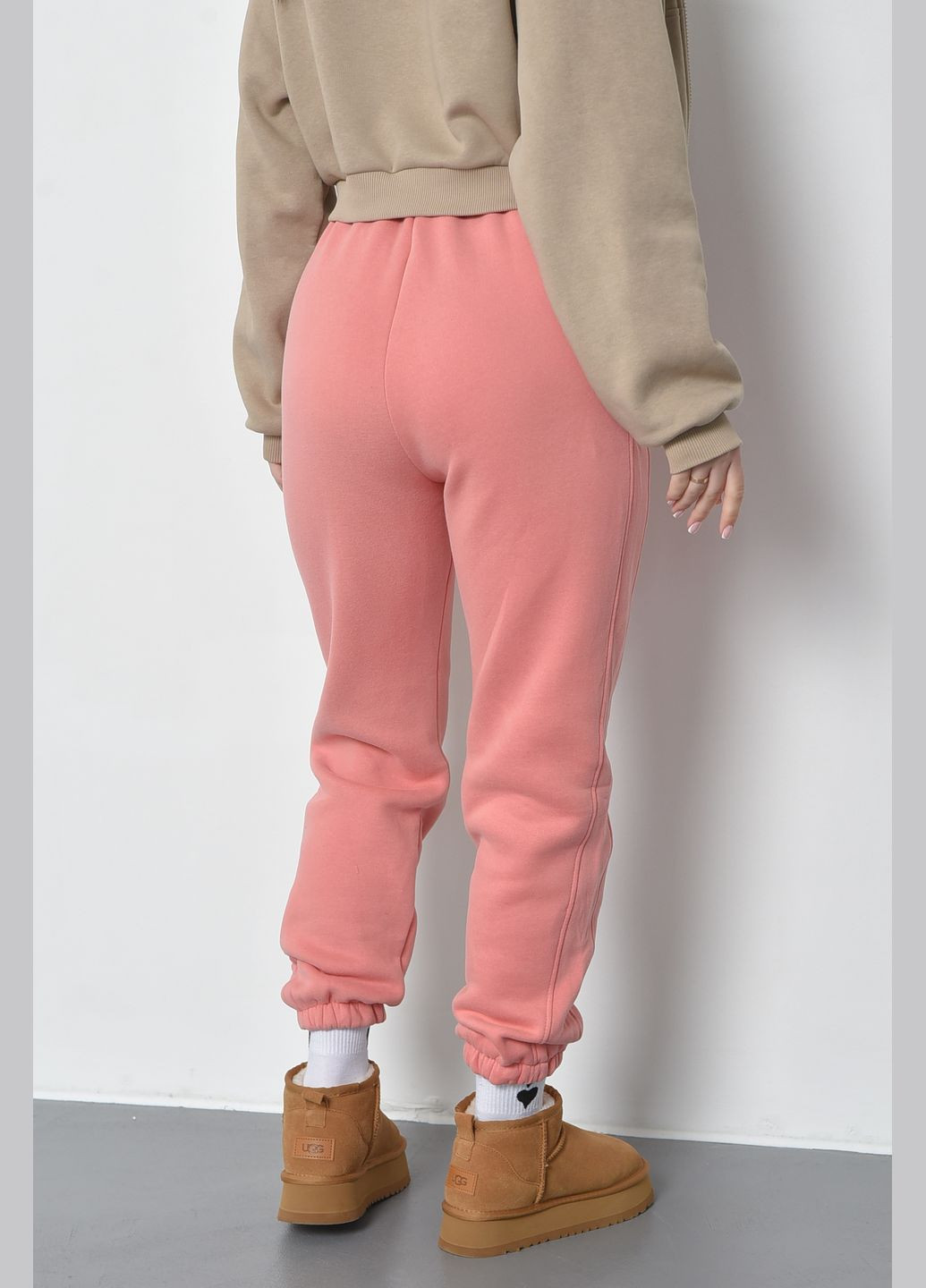 Спортивні штани жіночі на флісі персикового кольору Let's Shop (285739872)