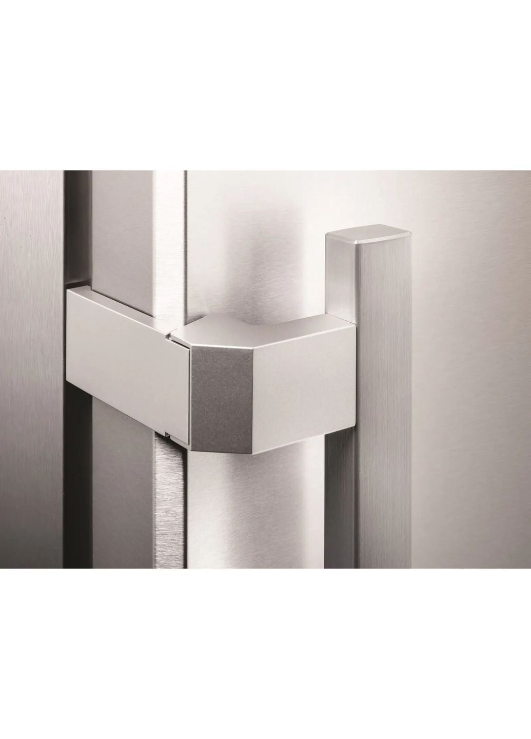 Холодильник CBNEF5735 с нижн. мороз., 201x66.5x70, холод.от.-167 л, мороз.от.-106л, 2 дв., A++, NF, нерж. LIEBHERR