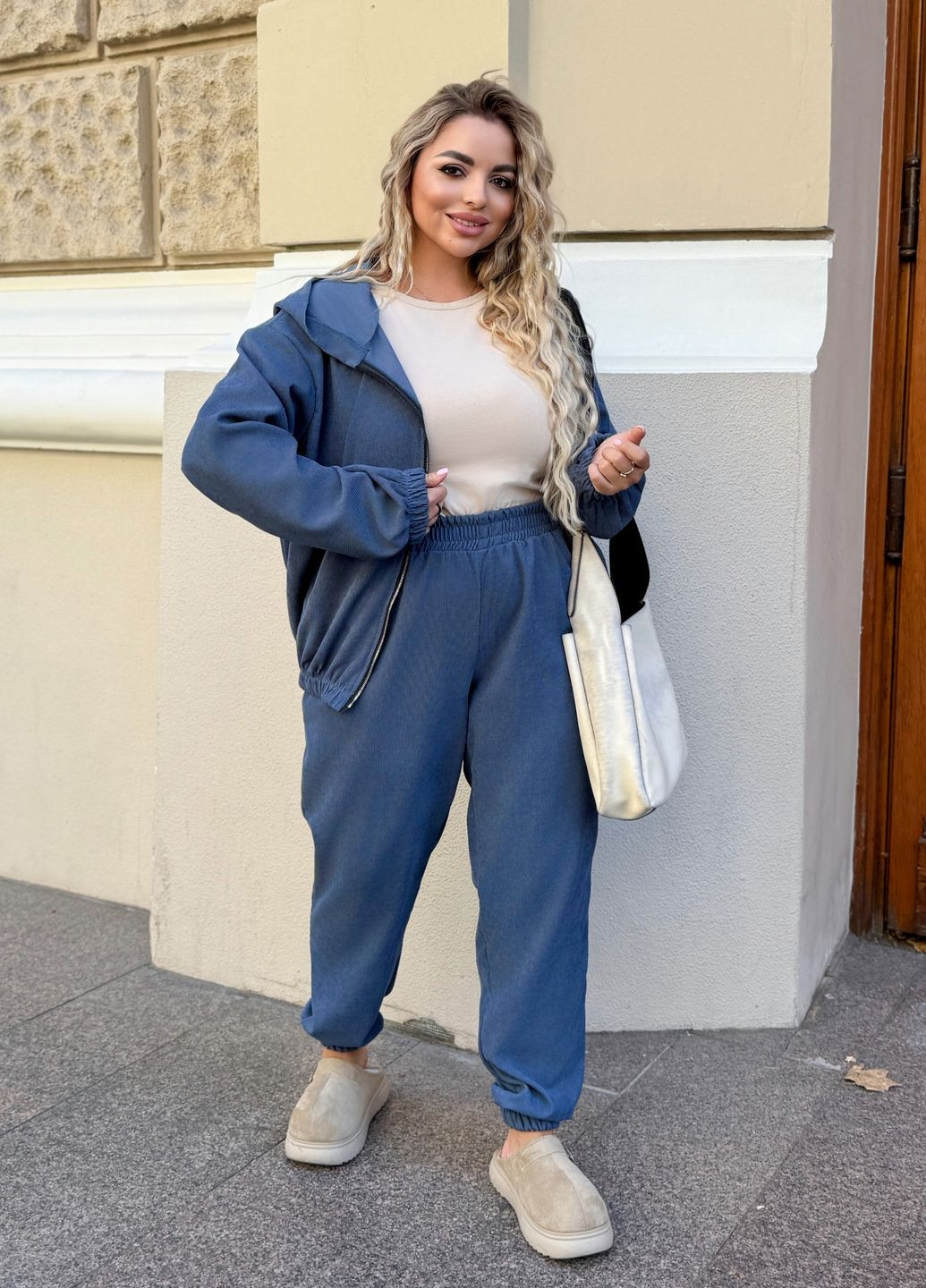 Оверсайз костюм жіночий демісезонний з мікровельвету (кофта + штани) No Brand (361044247)