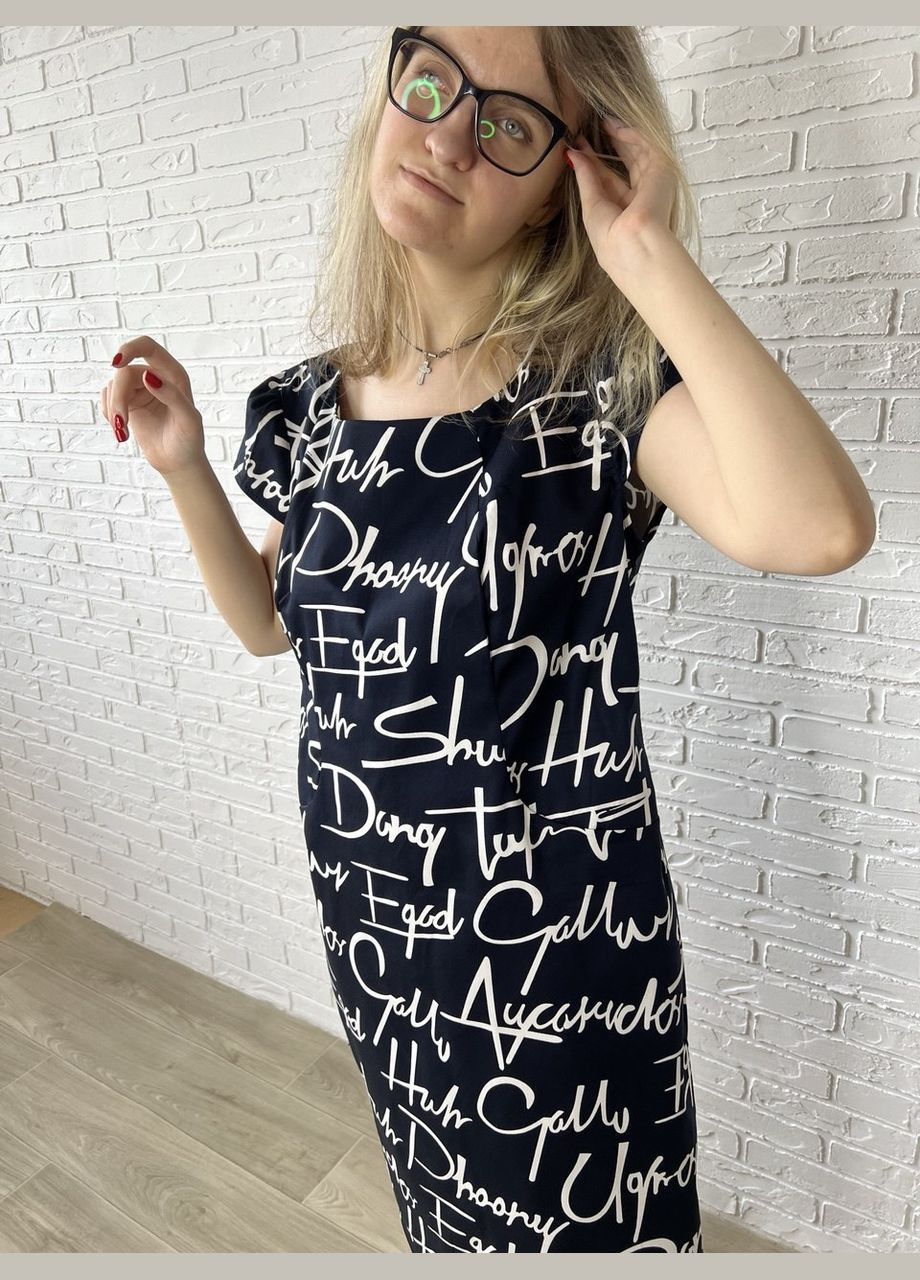 Темно-синее повседневный, кэжуал темно-синее хлопковое коттоновое летнее женское платье-футляр миди с белыми надписями платье-футболка, футляр No Brand с надписью