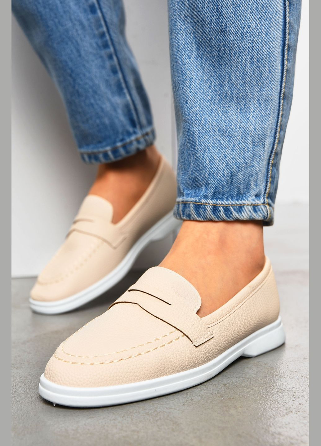 Let's Shop Туфли-лоферы женские светло-бежевого цвета лоферы светло-бежевый з искусственная кожа, украина — демисезон (325610086)