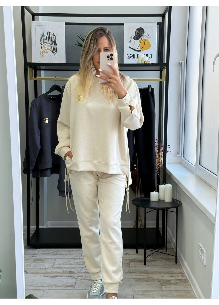 Элегантный костюм с акцентом на деталях и фасоне. No Brand (370032461)