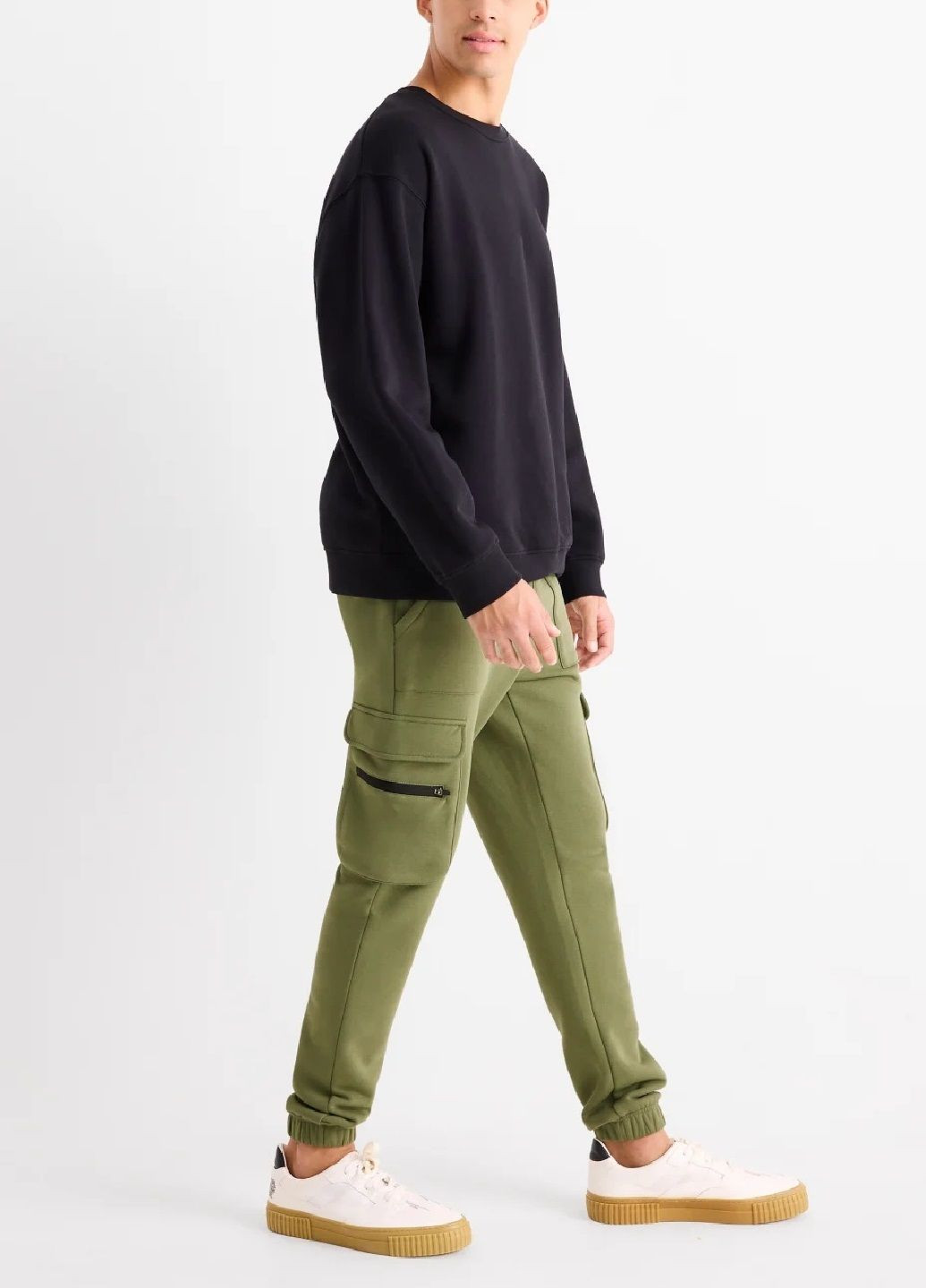 Зеленые спортивные демисезонные брюки C&A