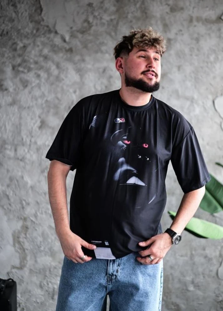 Чорна футболка оверсайз легка темного кольору з принтом No Brand