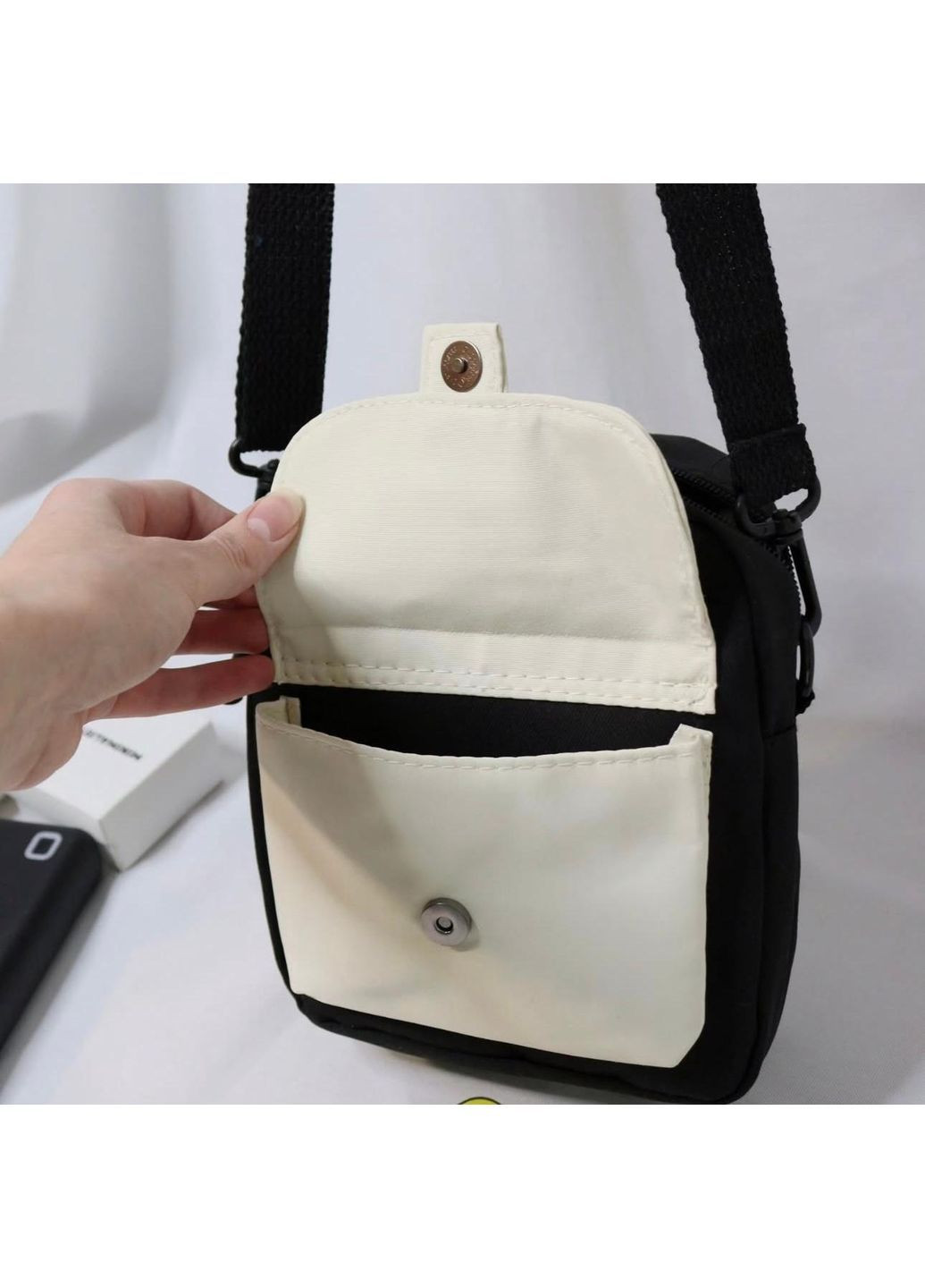 Сумка через плечо на молнии черный унисекс с маленьким молочным карманом + 2 значка кросс-боди минимализм casual стиль детская No Brand (366669519)