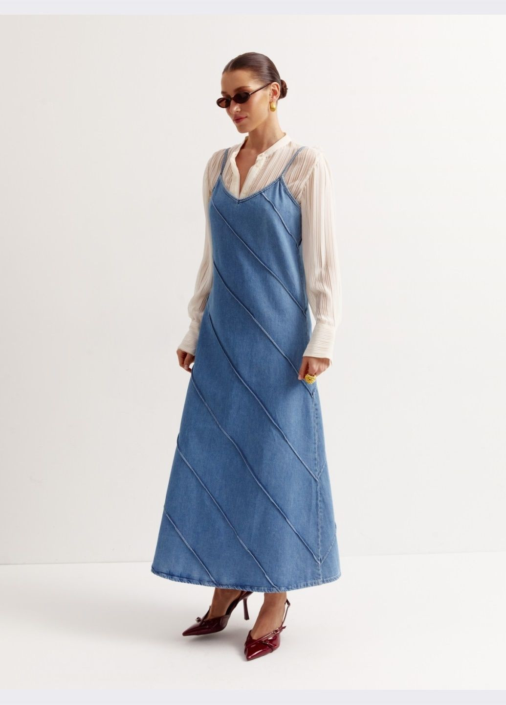 женский длинный джинсовый сарафан голубого цвета Dressa