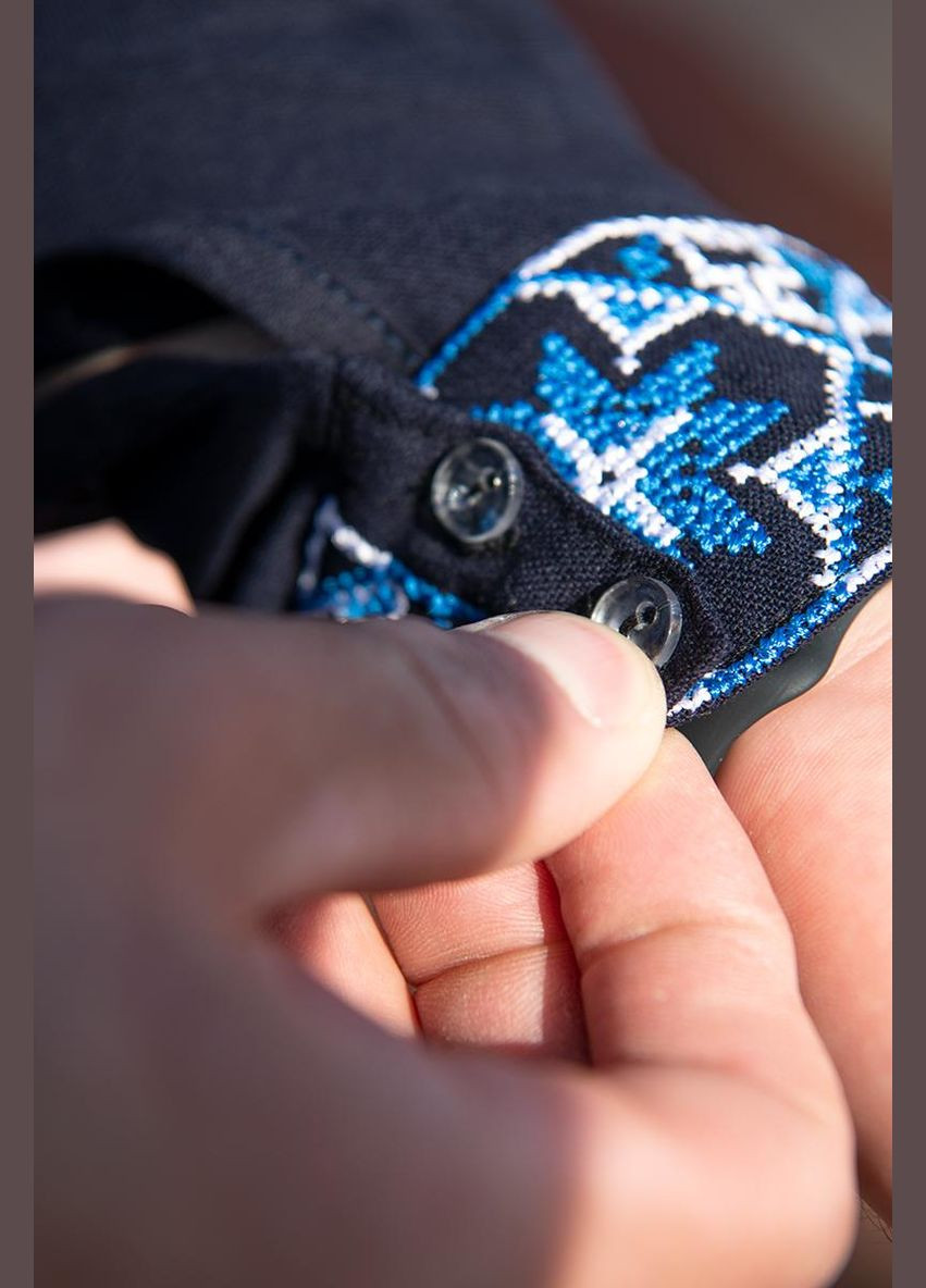 Темно-синя чоловіча вишиванка з довгим рукавом стильна українська сорочка з традиційною вишивкою візерунок орнамент приталена, вільна, пряма льон (321967587)