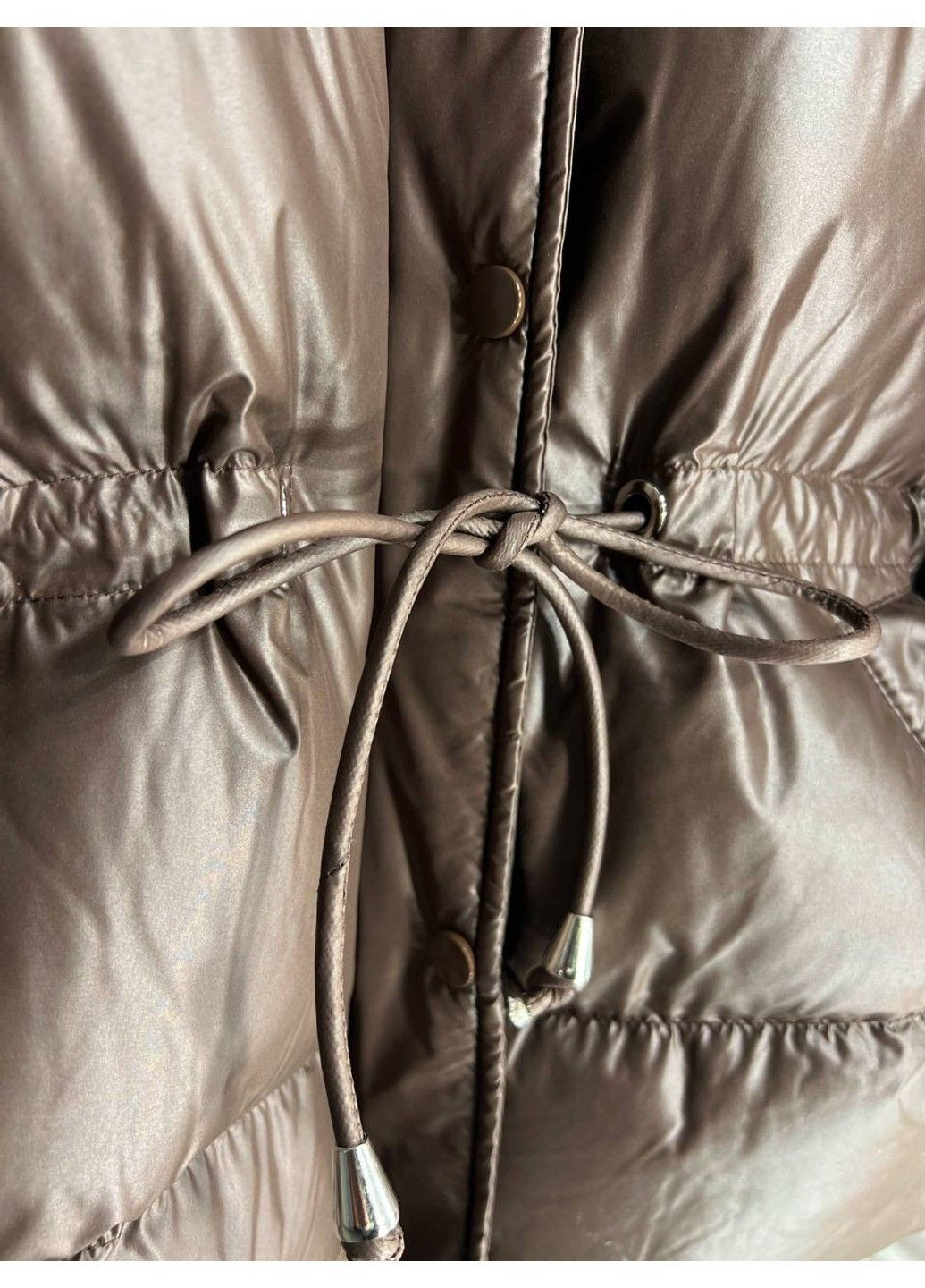 Коричневая демисезонная куртка женская 2401 глянцевая удлиненная с капюшоном пояс шнурок коричневый Fashion