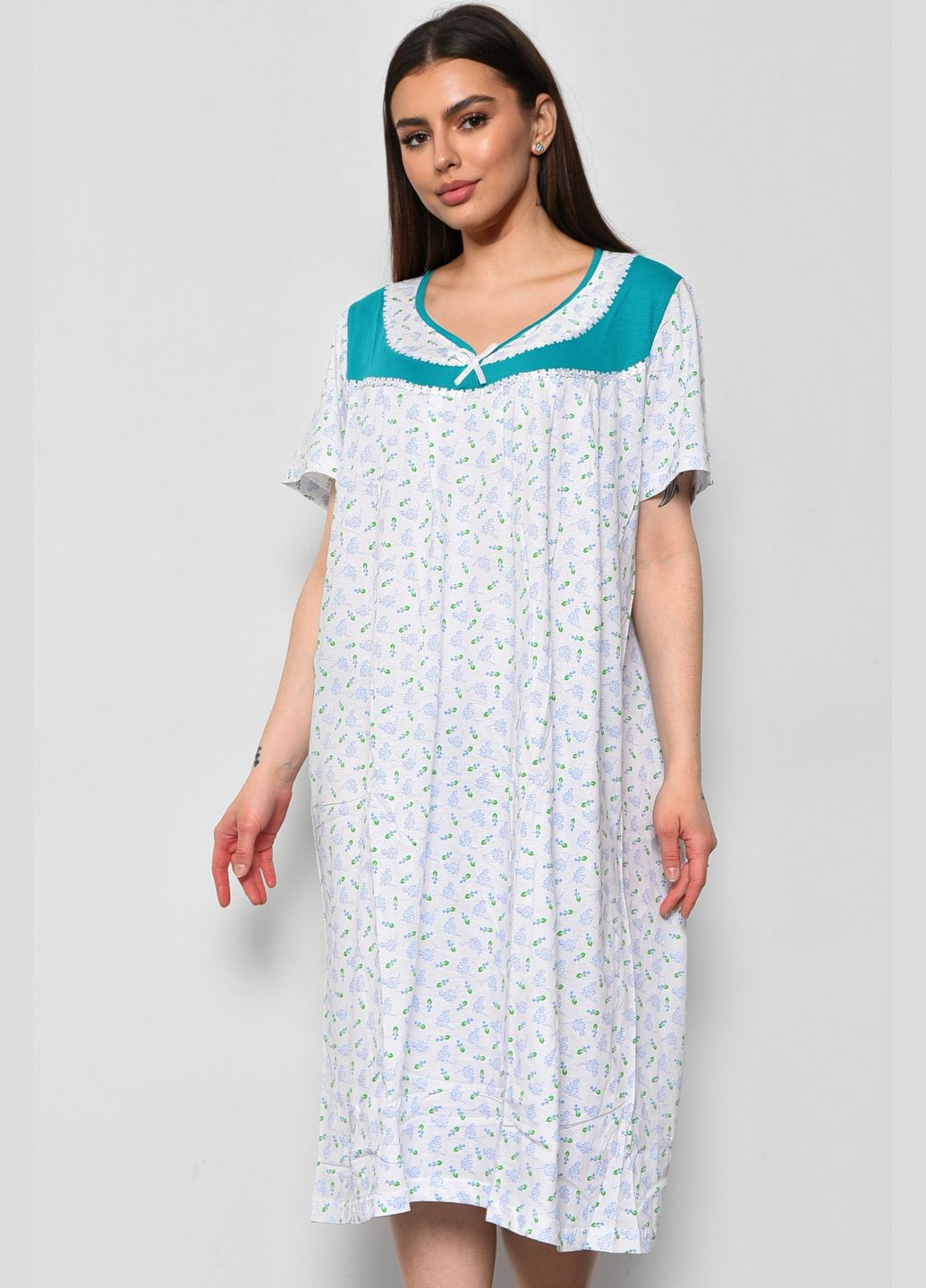 Нічна сорочка жіноча батальна білого кольору з квітковим принтом Let's Shop (289843234)