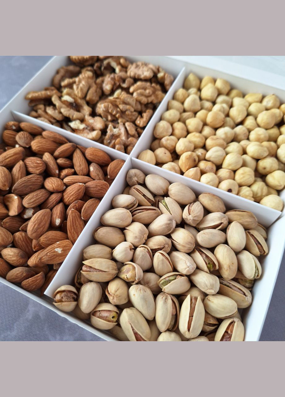 Подарунковий набір горішків у білій коробочці з прозорим віконцем 450 грамів Царство Меду (324627828)