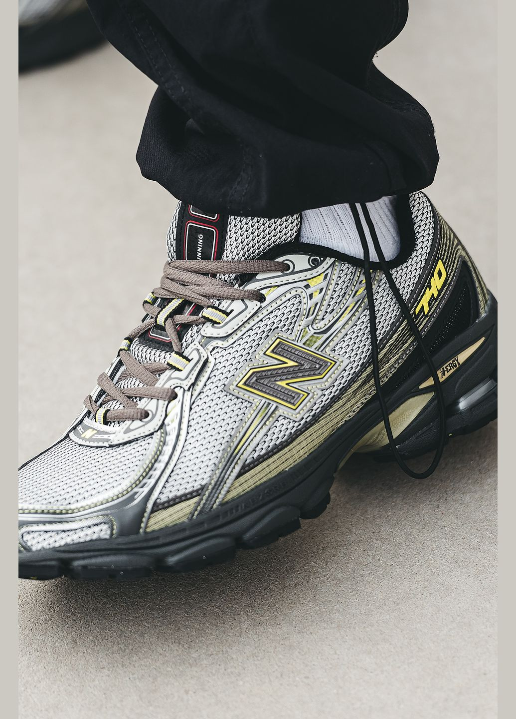 Серые всесезонные кроссовки мужские new balance 740 grey yellow black | нью беланс 740 серые желтые черные No Brand