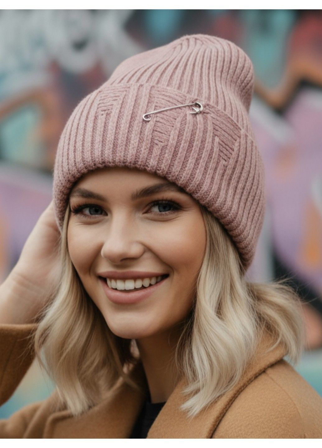 Шапка унісекс рванка з декоративною булавкою подвійна з відворотом рожева No Brand (363968691)