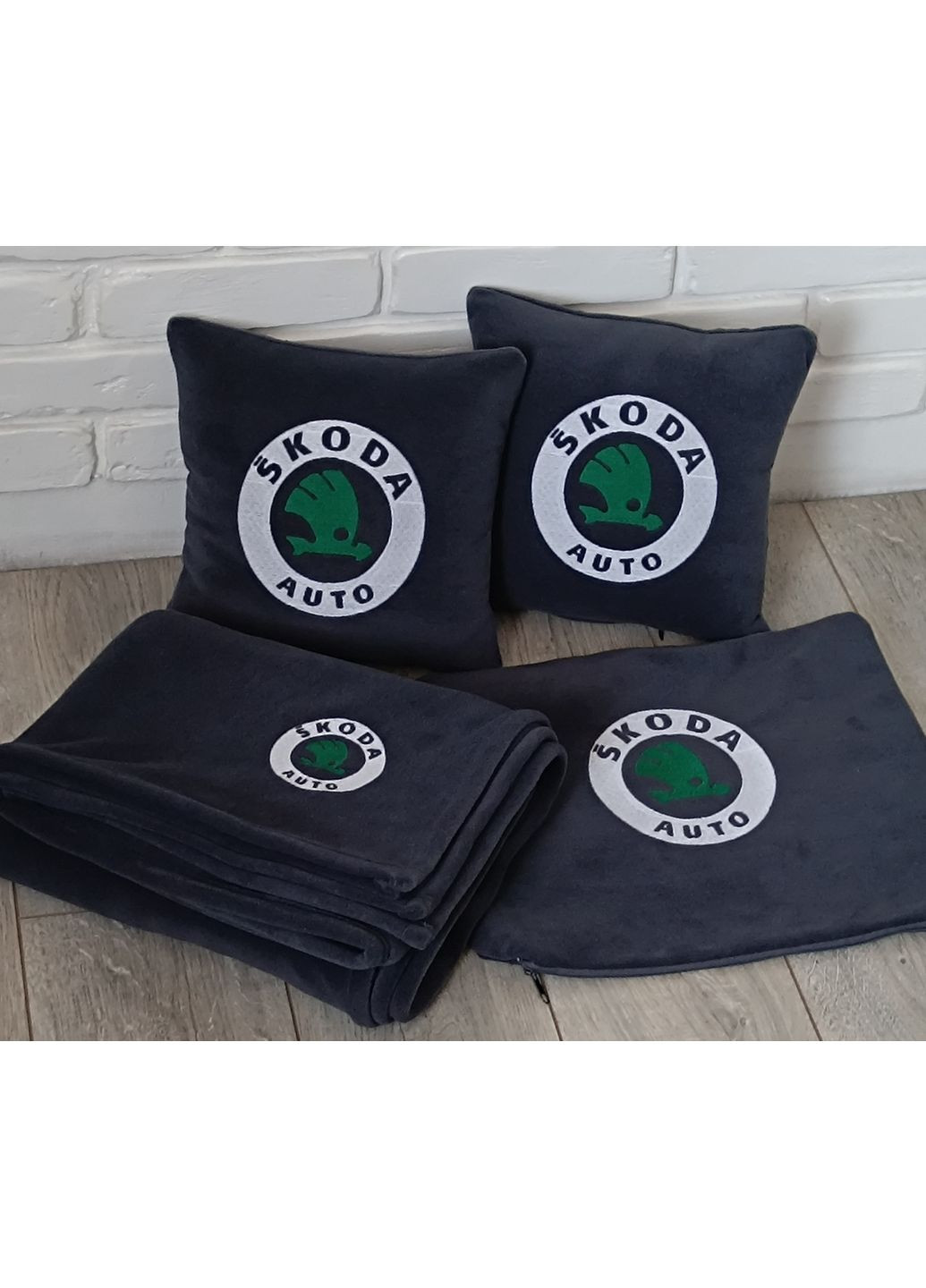 Набор для автомобиля 2 подушки+плед в чехле с вышивкой "SKODA" No Brand (369717500)