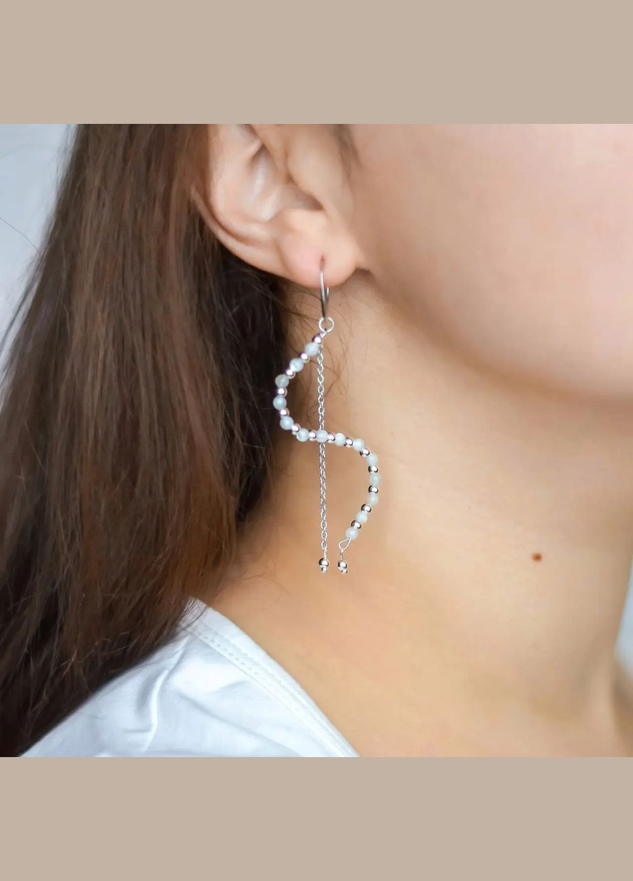 Серьги "Волна" натуральный камень Перламутр + вставки d-3мм+- фур-ра гип-ный сплав цвет серебро L-75мм No Brand Підвіски (301213859)