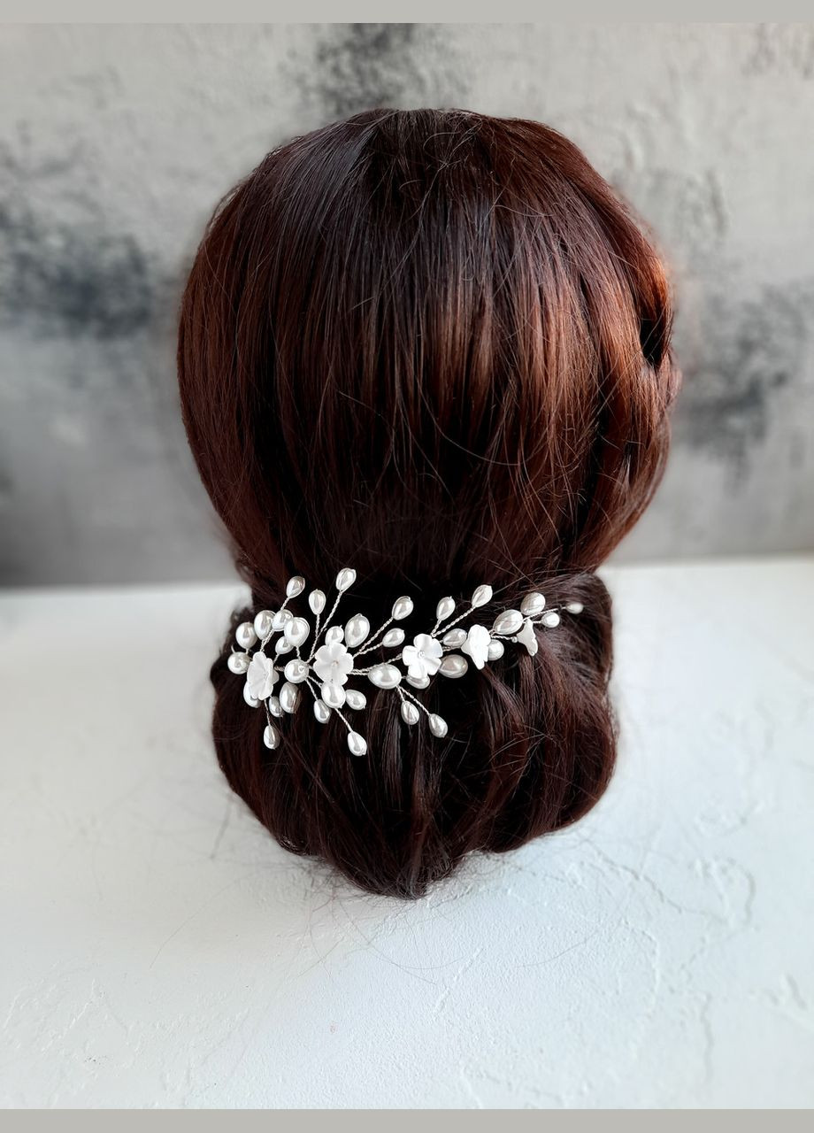 Ніжна молочна гілочка в зачіску з квітами та намистинами No Brand (342389841)