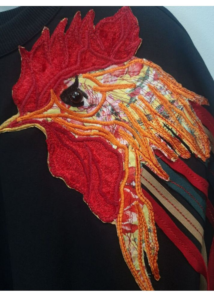 Черный женский свитшот oversize "петухи" с вышивкой и боковыми карманами mknk1234 Modna KAZKA (365807203)