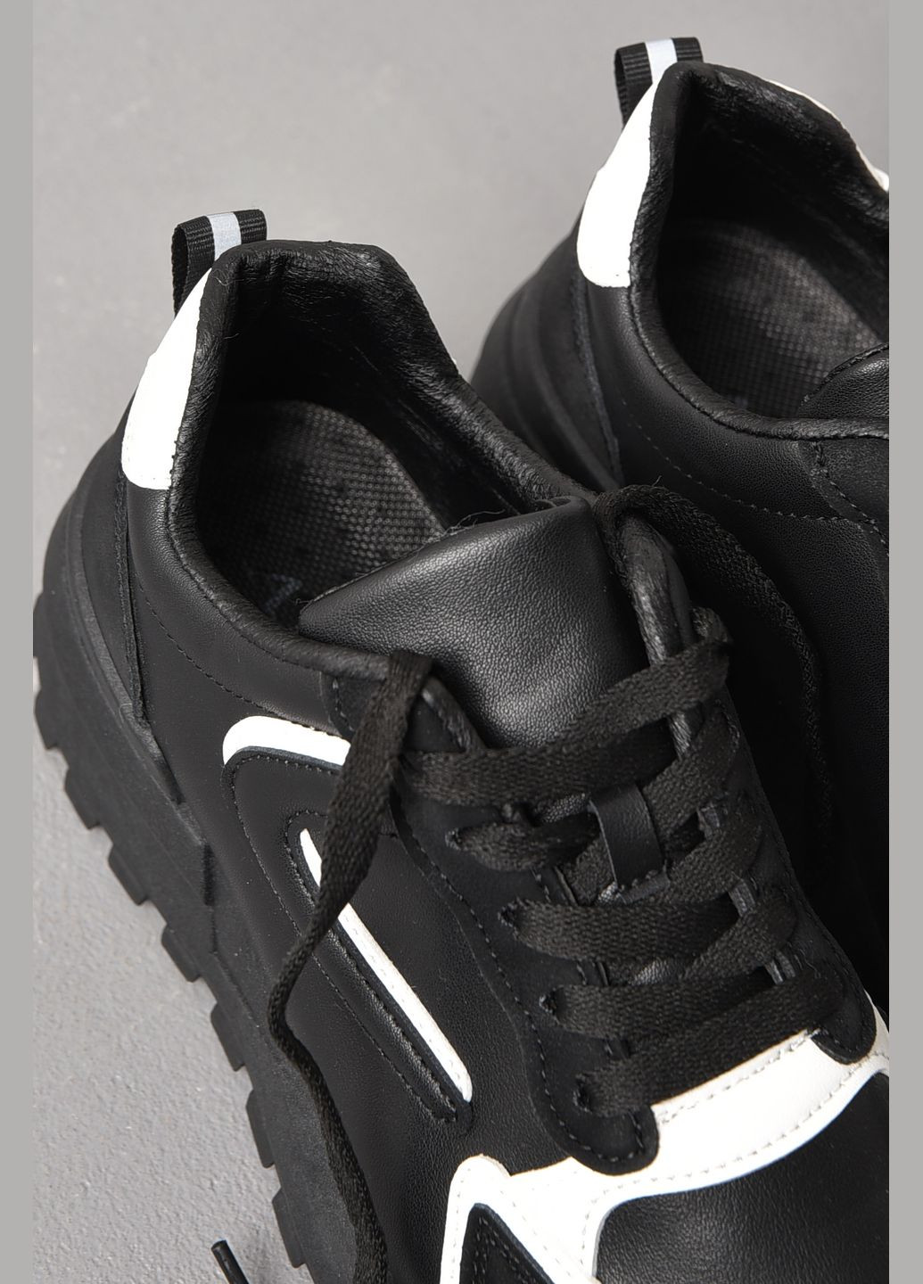 Черные демисезонные кроссовки женские черного цвета с белым на шнуровке Let's Shop