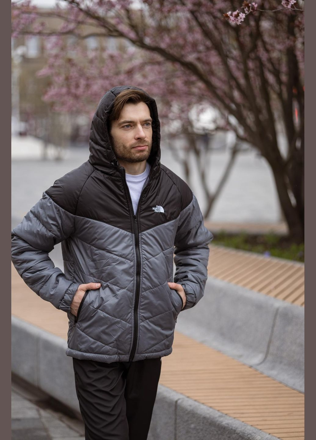 Сіра демісезонна легка куртка з капюшоном на силіконі Vakko