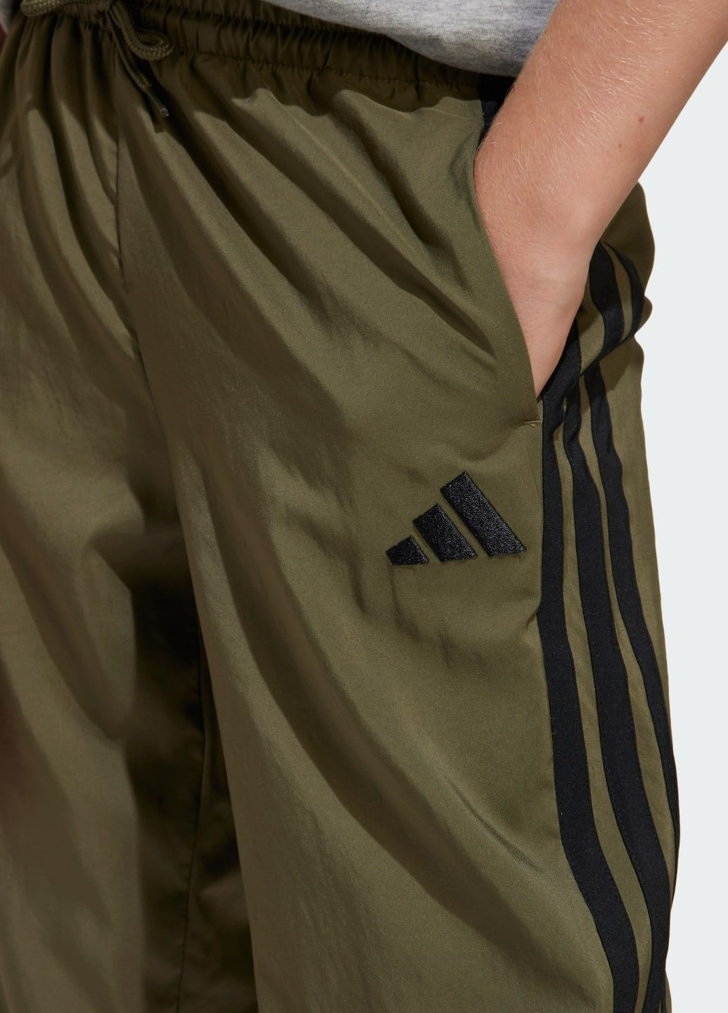 Зеленые спортивные демисезонные брюки adidas