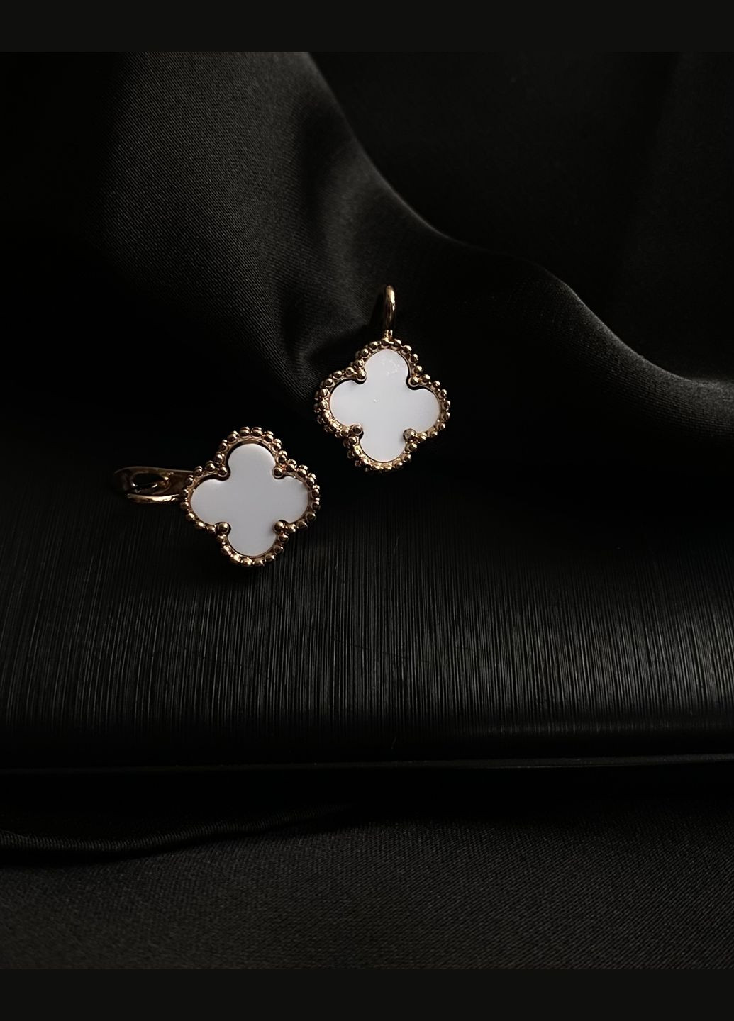 Серьги "Клевер" английский замок белого цвета 30715 No Brand (335817573)