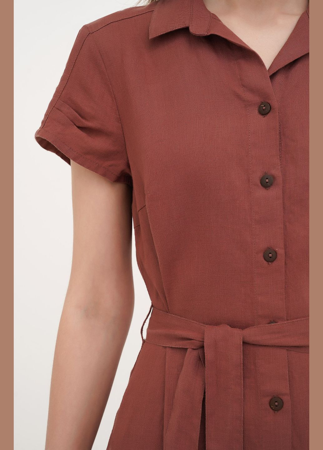 Коричневое современное миди платье-халат из льна на пуговицах с воротником и поясом джейн. коричневый, р.42, код 0455/42/603 ГАЛЕРЕЯ ЛЬОНУ