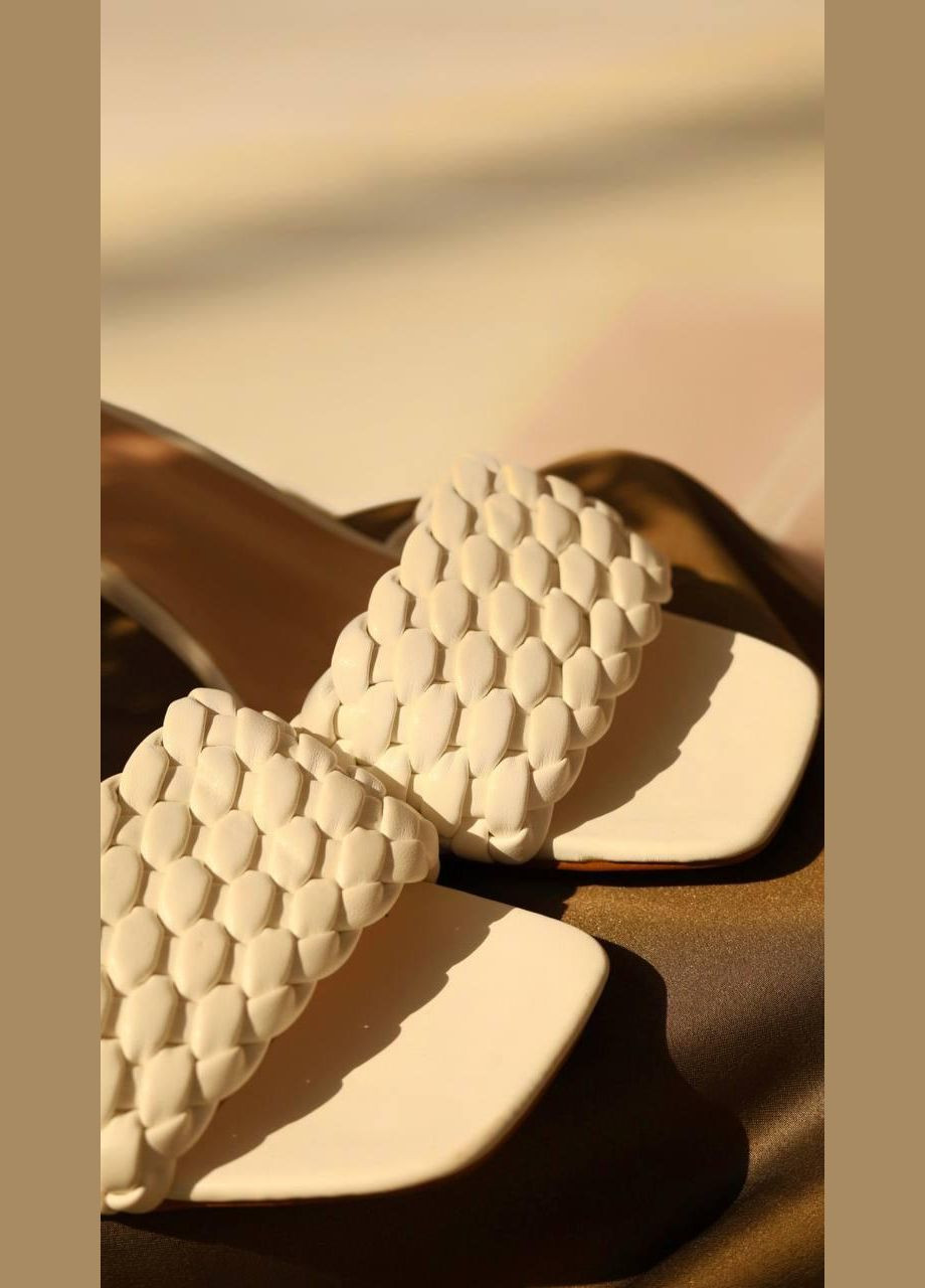 Белые шлепанцы женские летние белые на каблуке Meideli плетение, без декора