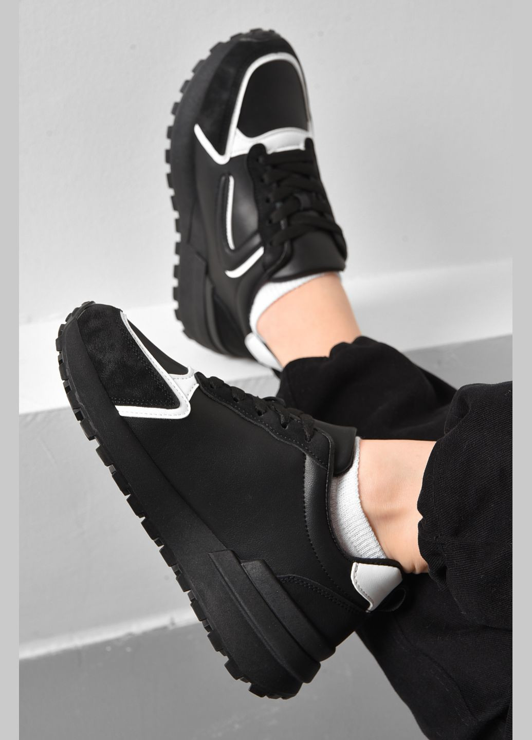 Черные демисезонные кроссовки женские черного цвета с белым на шнуровке Let's Shop