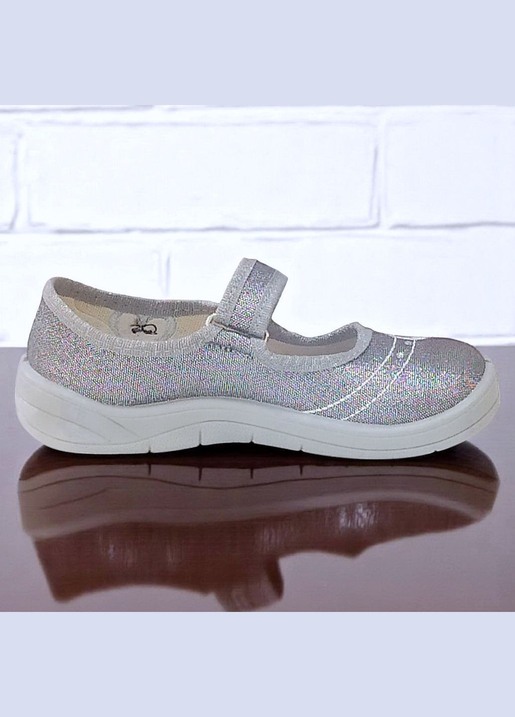 Серебряные ортопедические закрытые тапочки на липучке сменка в садик для девочки валди Waldi со стразами, с вышивкой