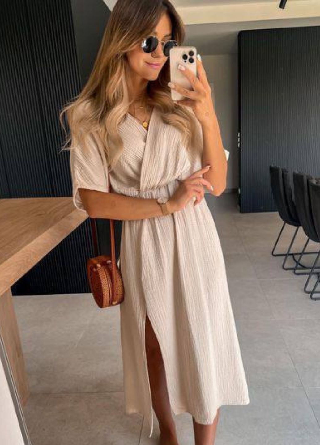 Бежевое повседневный изысканное легкое летнее повседневное меди платье с рукавами до локтя и вырезом на юбке Україна однотонное