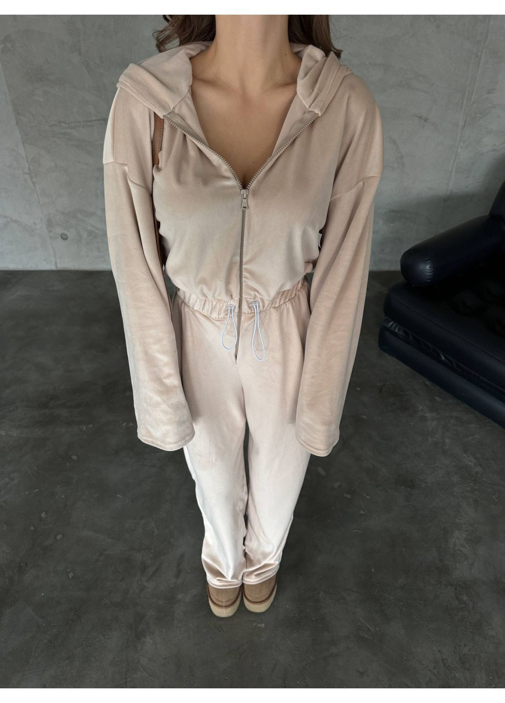 Женский комбинезон-трансформер из велюра MonCher комбинезон-брюки бежевый повседневный