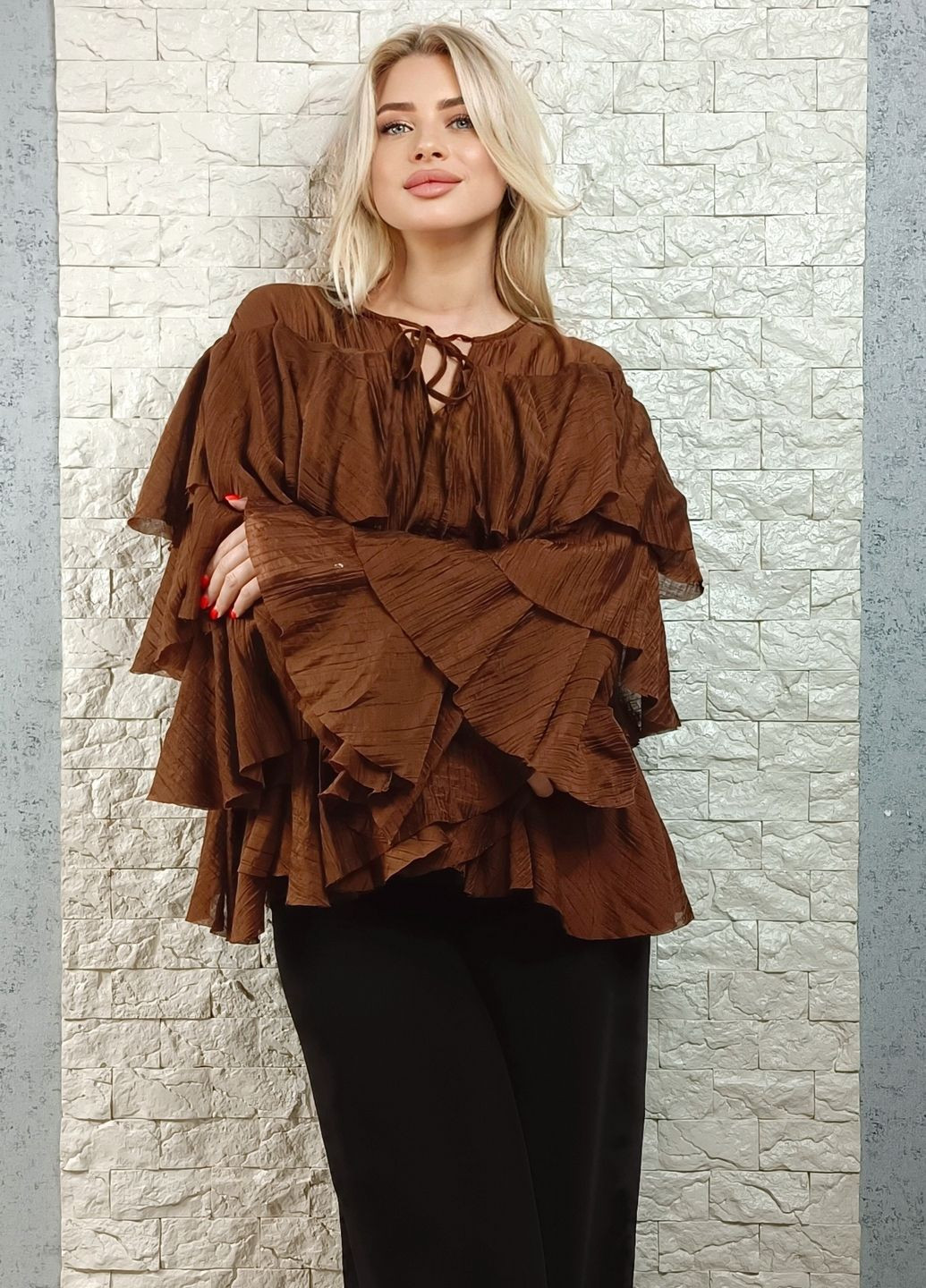 Коричневая блуза Blu Royal декорована воланами