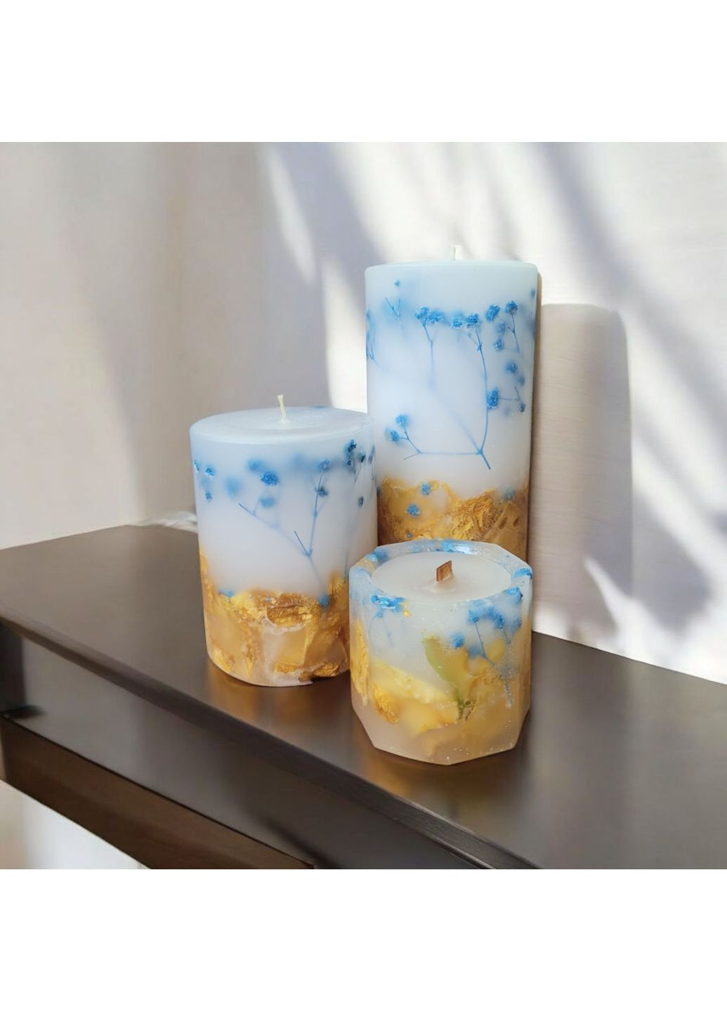 Набір свічок ручної роботи декоративні ароматизовані свічки в наборі з 3 шт з блакитною гіпсофілою і жовтою трояндою Handmade Studio - AV (372019477)