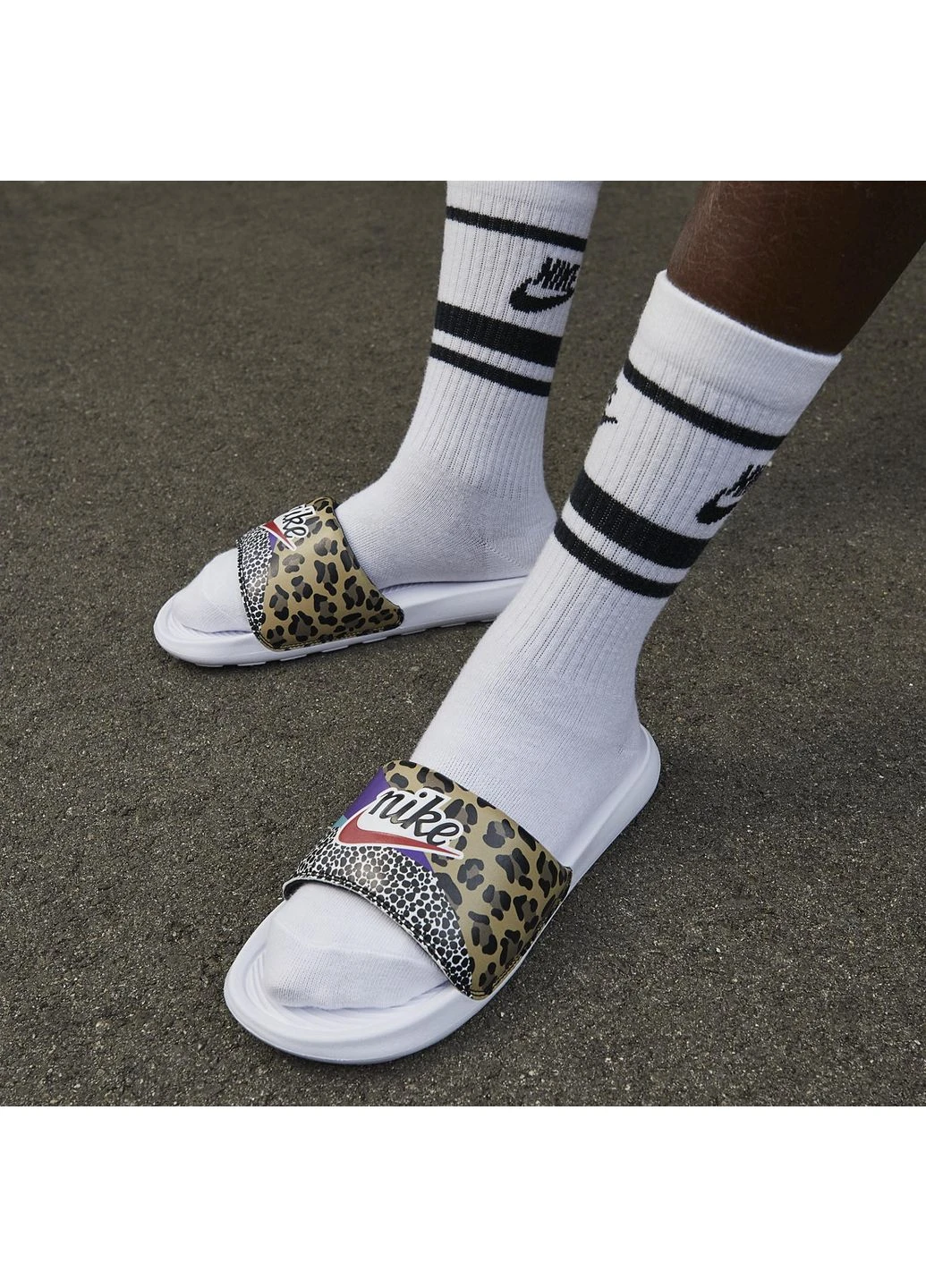 Белые шлепанцы victori one slide print white cn9676-104 Nike