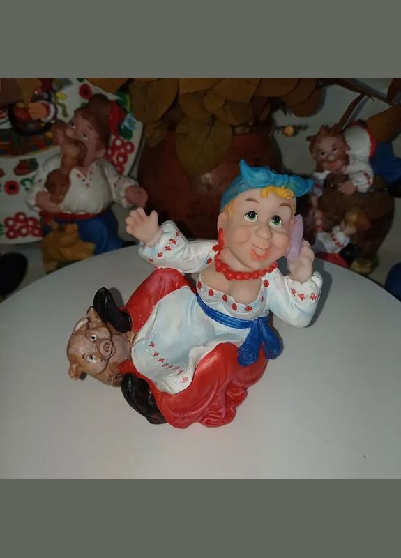 Кам'яна статуетка-підставка українка з поросям та мобільним телефоном + подарунок No Brand (351874153)