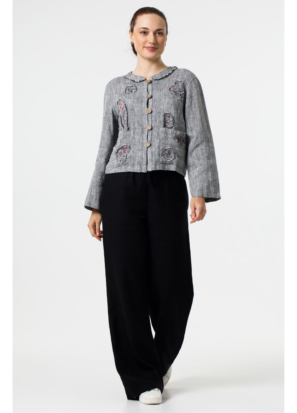Черный женский женский жакет из льна меланж с карманами и аппликацией с вышитыми цветами сарна. черный, р.44, код 5477/44/034 ГАЛЕРЕЯ ЛЬОНУ - всесезон