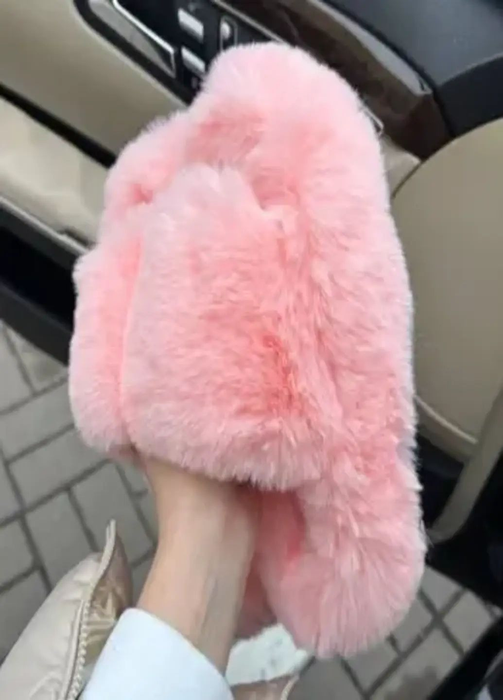 Світло-рожеві капці з еко хутра рожевого кольору хутряні капці домашні пухнасті кімнатні No Brand (356117206)