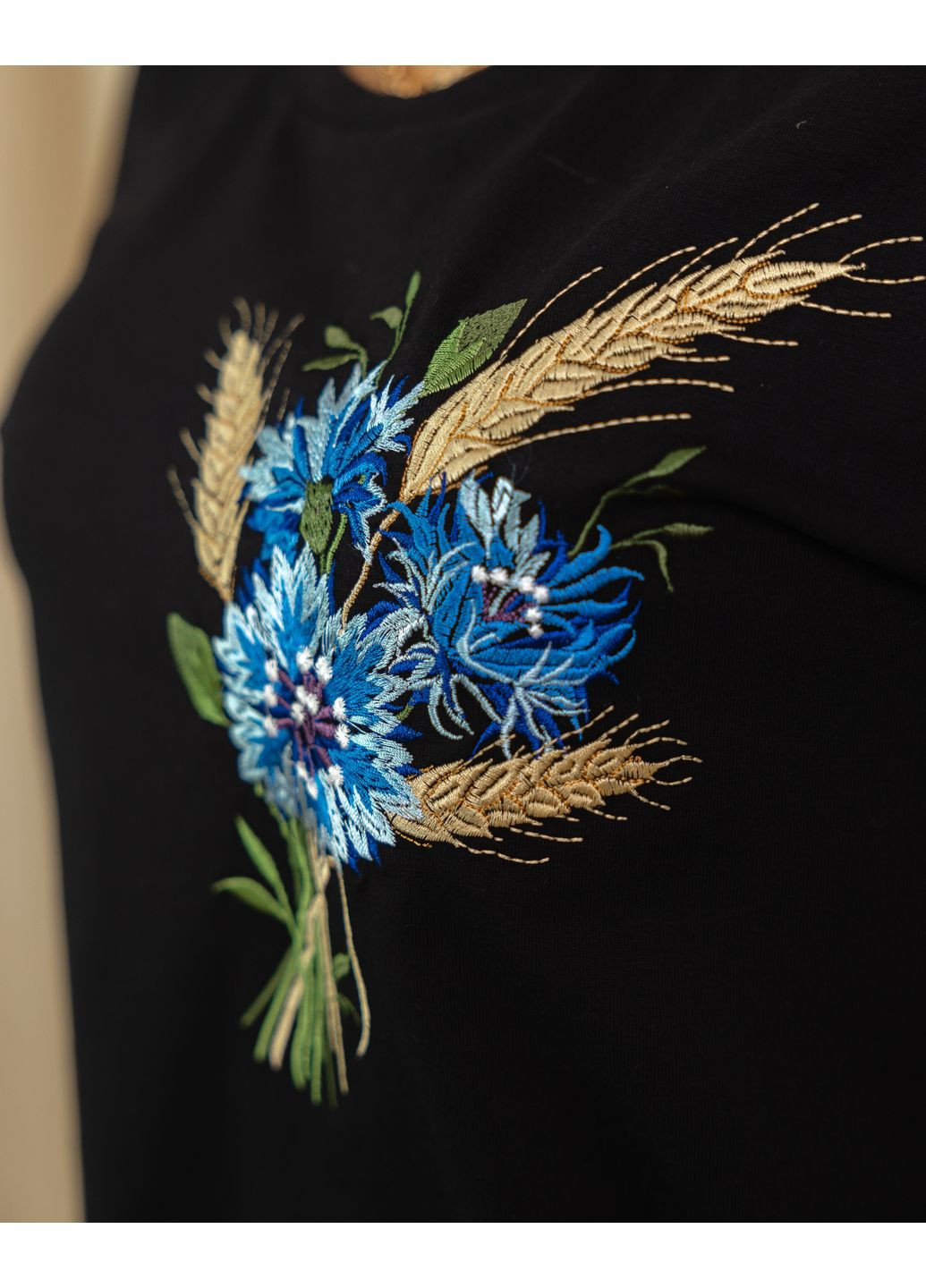 Чорна жіноча футболка вишиванка чорна волошковий букет xrmaster трикотаж (349461215)