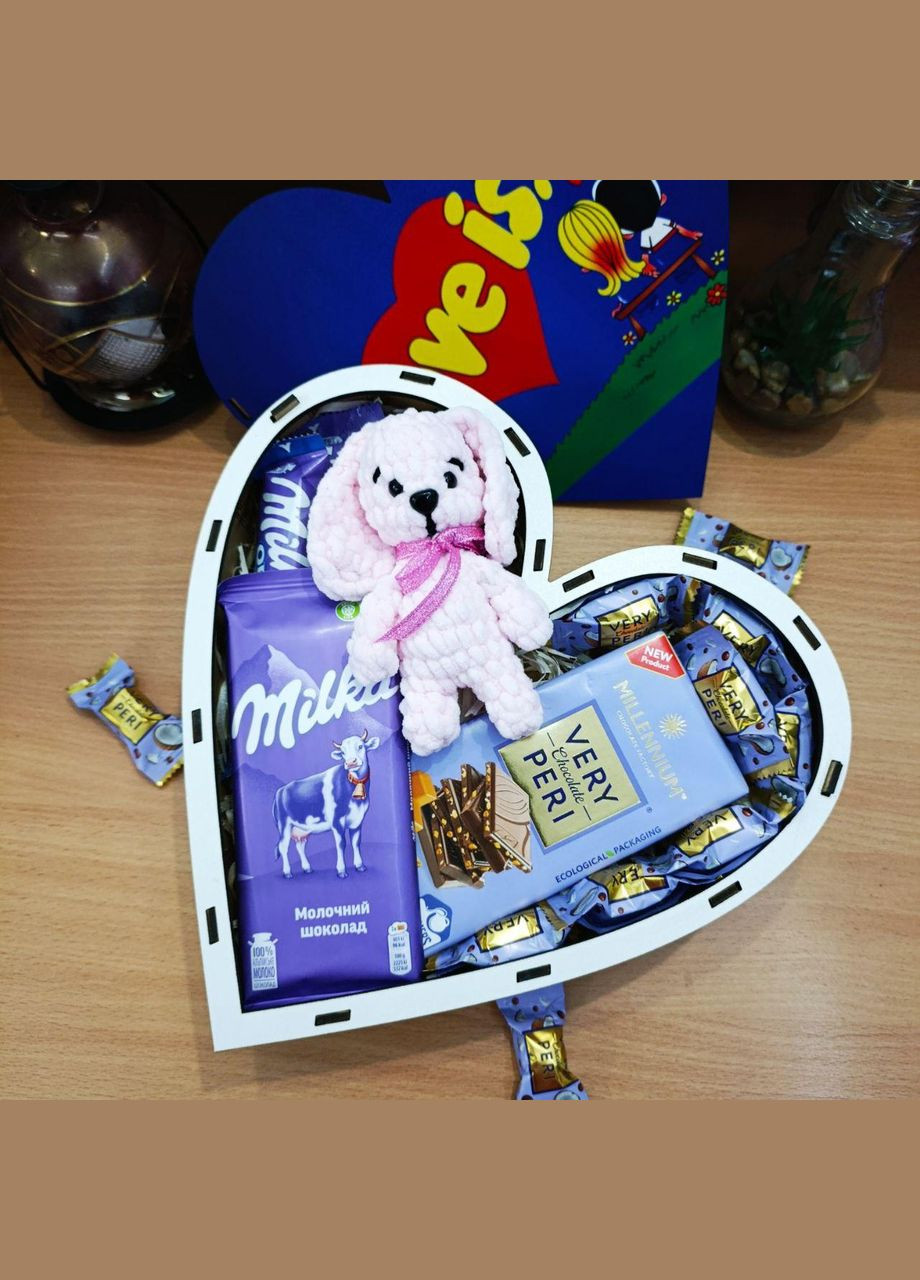 Подарунковий бокс серце з принтом «Love is...» (ar163) No Brand (317333433)