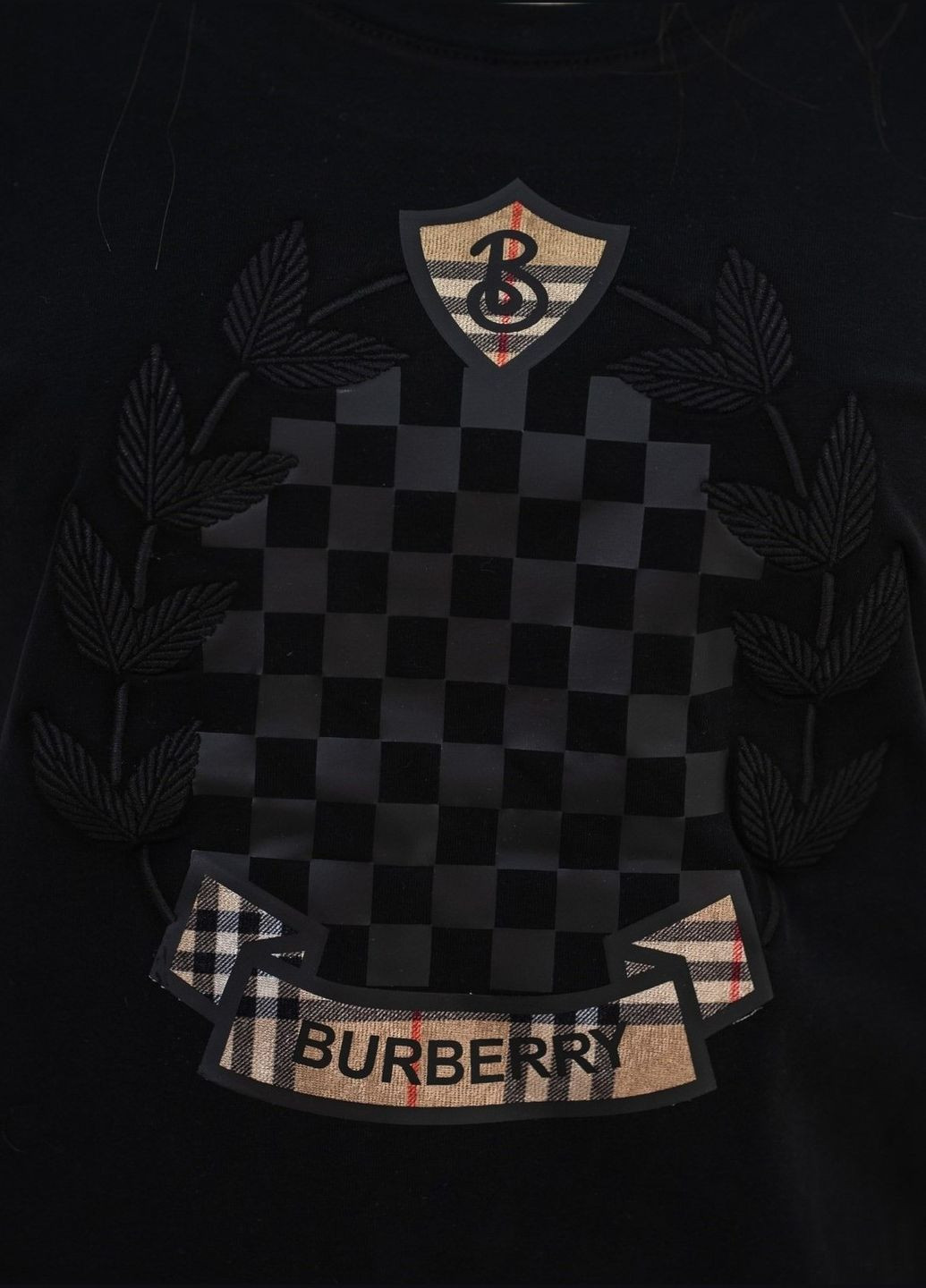 Черная летняя футболка женская guess Burberry