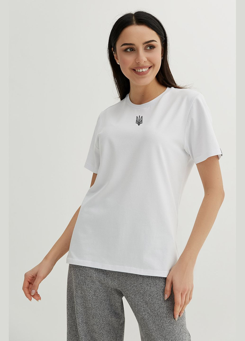 Белая летняя женская футболка герб Garne