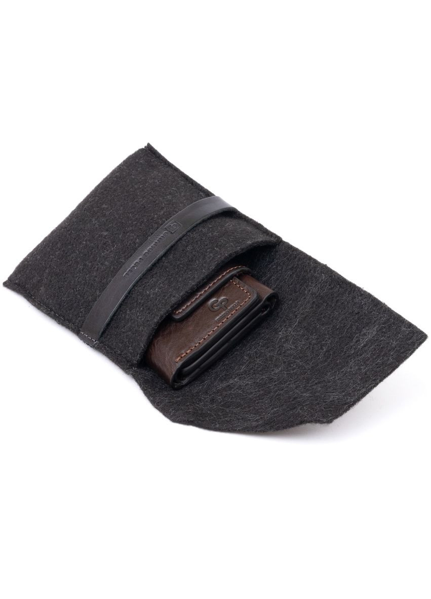 Портмоне вертикальное с хлястиком на магните на одно отделение коричневое 11305 Grande Pelle (329198307)