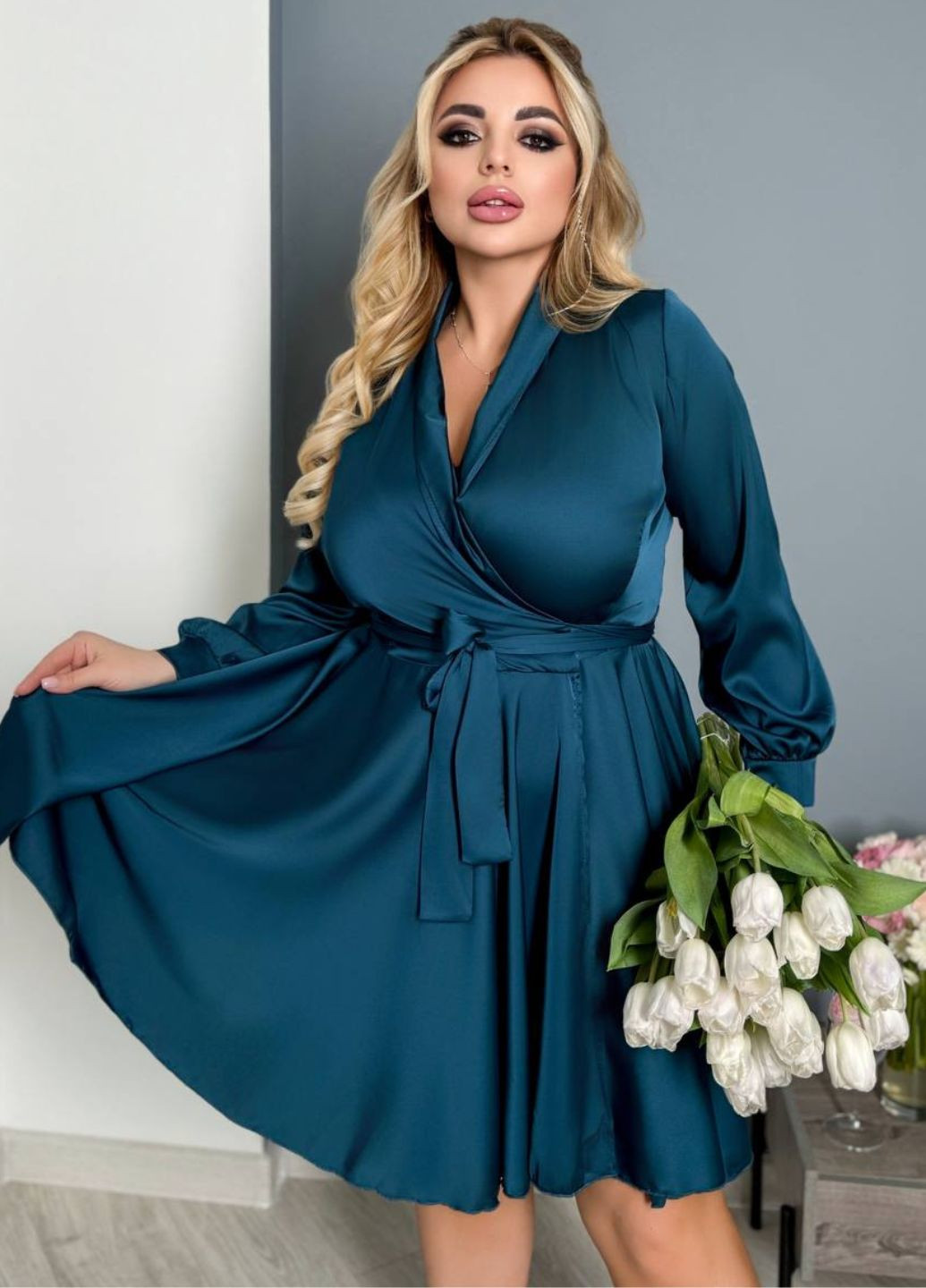 Морской волны вечернее изящное легкое летнее шелковое вечернее мини платье на запах с поясом и длинными рукавами. на запах Tik-Tak однотонное