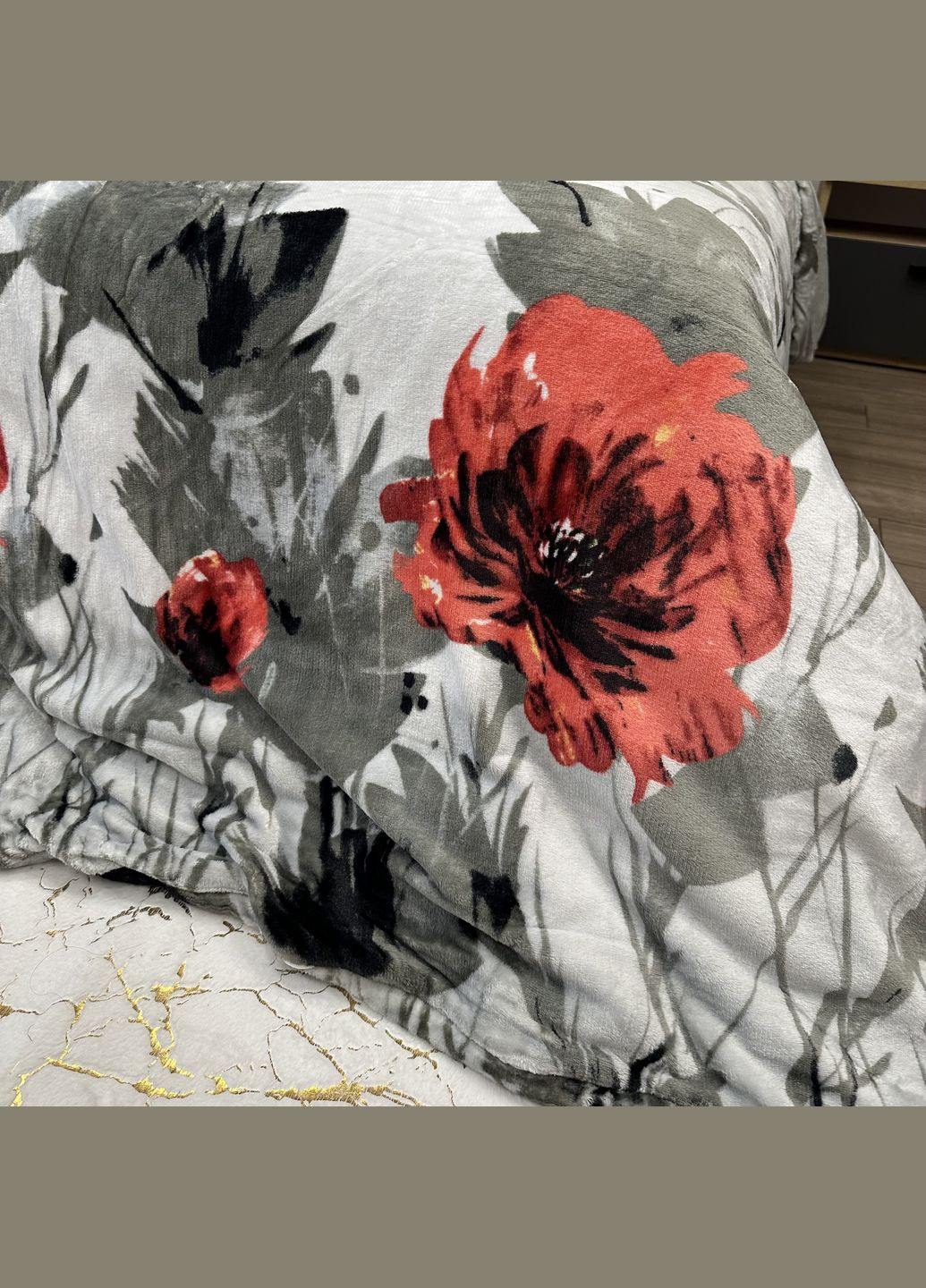 Ніжний набір постільної білизни з теплого велюру півтораспальний розмір сірого кольору з малюнком червоні маки No Brand (311951629)