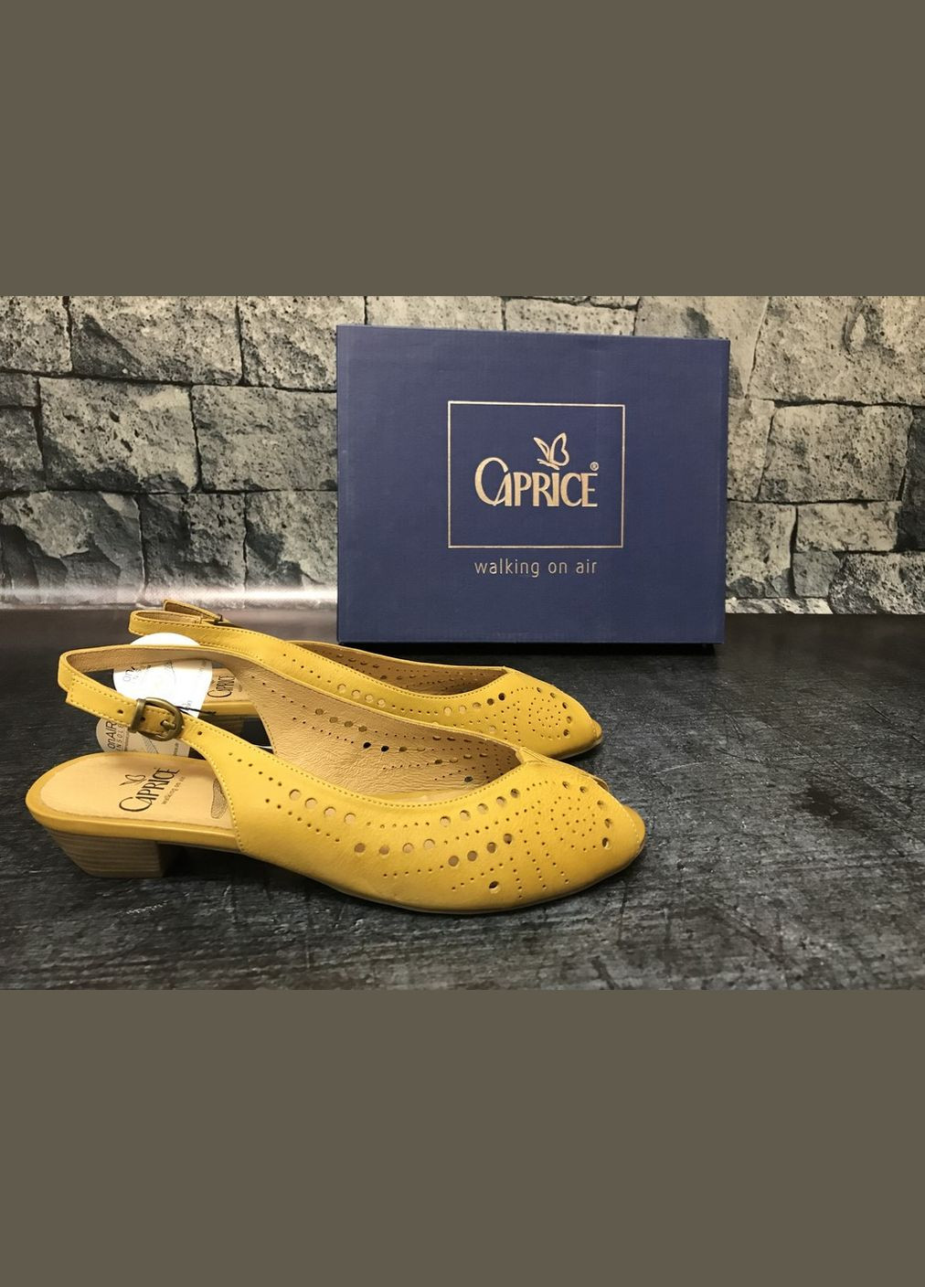 Горчичные женские натуральные босоножки на каблуке в желтом цвете,, германия. Caprice с ремешком с перфорацией