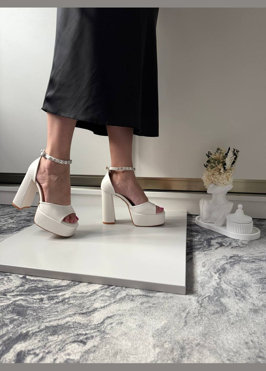 Ефектні жіночі босоніжки No Brand (331692607)