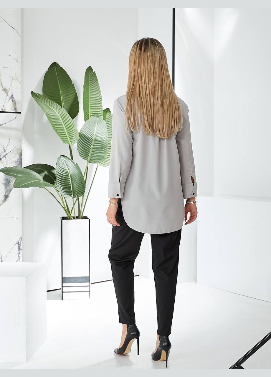 Світло-сіра стильна подовжена блуза з написом на комірі-стійці та по боках No Brand