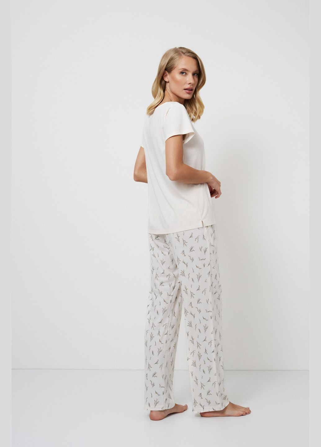 Молочная всесезон пижама футболка + брюки Aruelle
